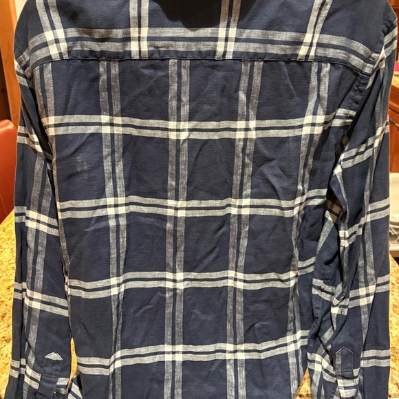 UNTUCKit men’s button front linen shirt. Dark Blue plaid with logo. - Picture 6 of 6